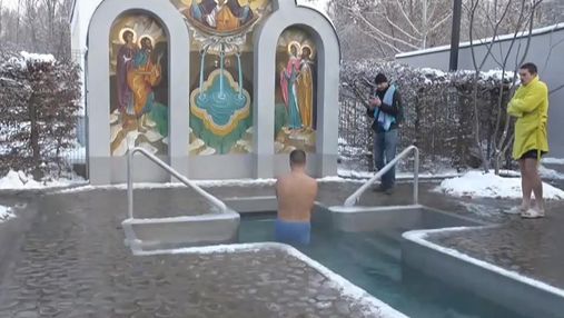 Несмотря на холод и мороз ныряют в прорубь: как харьковчане празднуют Крещение
