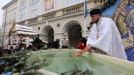 Во Львове прошло освящение воды на площади Рынок: видео